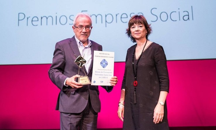 El director de Marketing de Gadis, Antonio Cortés, recogió el premio concedido por la Fundación Mundo Ciudad.