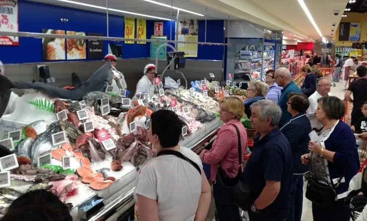 Sección de pescadería en un supermercado Gadis.