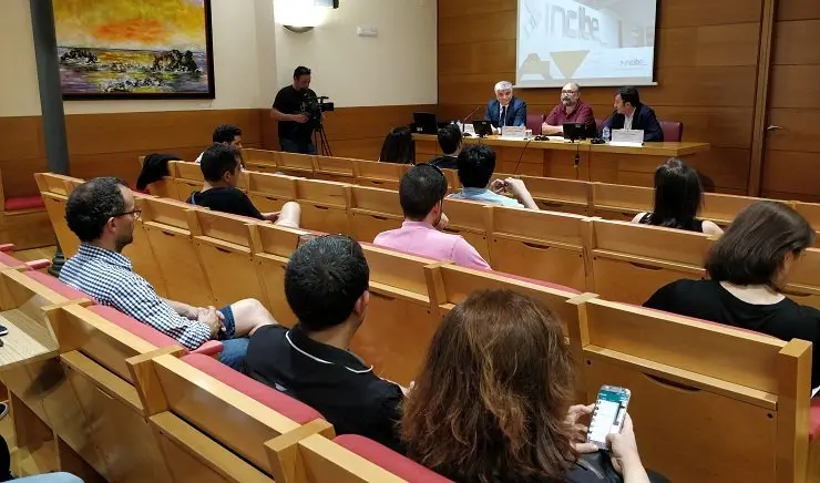 Asistentes a la jornada sobre ciberseguridad en la sede de la CEO.