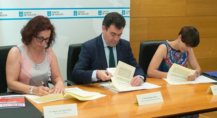 Luz López, Román Rodríguez y Paula Carreiro firmaron el acuerdo./X.CRESPO.