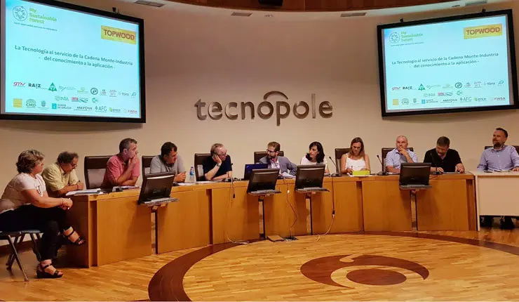 Mesa redonda dentro de la jornada de transferencia organizada por Madera Plus en la Tecnópole.