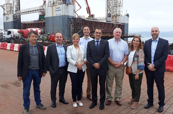Delegación del Puerto de Aberdeen y de Dragados junto a representantes de la Autoridad Portuaria de A Coruña, en Punta Langosteira.