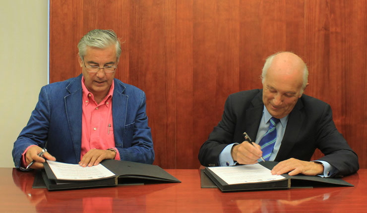 Jaime Rodríguez-Arana Muñoz y  Antonio Fontenla Ramil firmaron el acuerdo de colaboración.