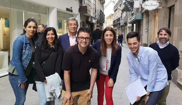 La directora xeral de Comercio (centro) con miembros de la Federación Galega de Comercio, en Lugo.