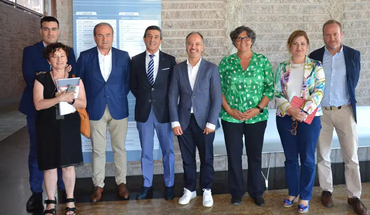 El delegado de Zona Franca, David Regades (centro) fue recibido en el polígono de A Granxa por la alcaldesa de O Porriño, Eva García (a su izquierda), y representantes de la asociación de empresarios.