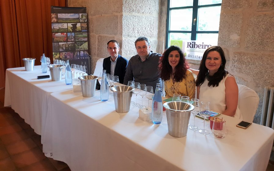 Los miembros de la importadora Simple Wines, con el presidente de la C.R.D.O. Ribeiro, Juan Manuel Casares.