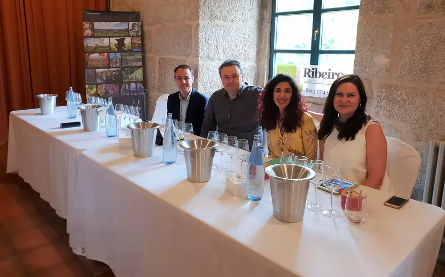 Los miembros de la importadora Simple Wines, con el presidente de la C.R.D.O. Ribeiro, Juan Manuel Casares.