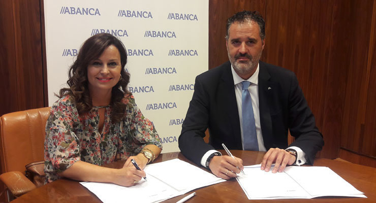 Beatriz Gómez e Rubén Saavedra rubricaron o acordo entre a Federación de Comercio de Ourense e Abanca.