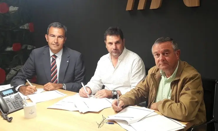 El director de zona de Abanca en Betanzos/Eume, José Ulfe Bugallo, con los directivos de la asociación "O Cruceiro" de Fene.