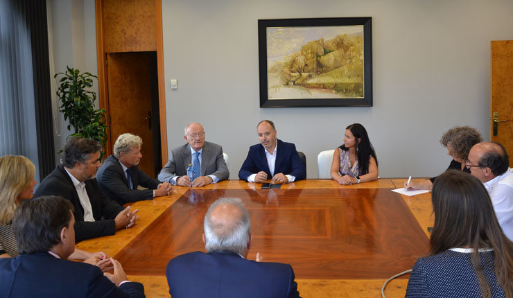 Reunión entre Zona Franca de Vigo y Círculo de Empresarios de Galicia; en el centro, David Regades y Patricia García.