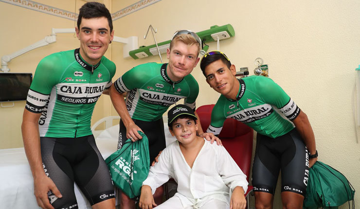 Integrantes del equipo Caja Rural-Seguros RGA, que lleva años destacando por ser el equipo más solidario del pelotón, aprovechó la primera jornada de descanso de La Vuelta 2018 para hacer una visita a los niños ingresados en el hospital de Salamanca.