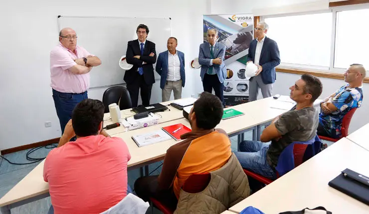 Francisco Conde visitó a los alumnos de la unidad formativa puesta en marcha en el astillero Barreras.