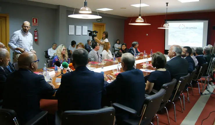 Andrés Mazaira (de pie) explica el contenido del estudio "O Polígono en cifras" en la Asociación de Empresarios de San Cibrao.