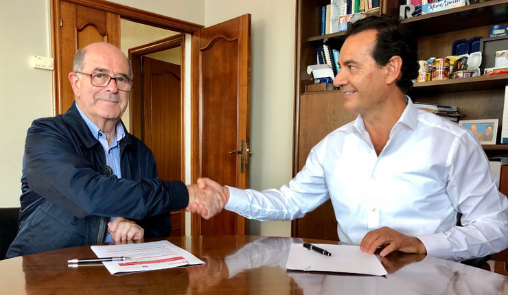 José Sierra e Jesús Alonso asinaron a adhesión de Jealsa á Cámara compostelá.
