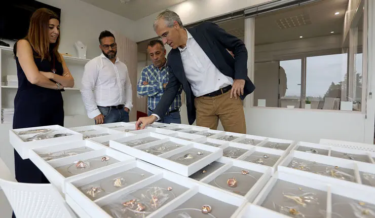 Sol Vázquez e Francisco Conde visitaron as instalacions do obradoiro artesán fink Orfebres