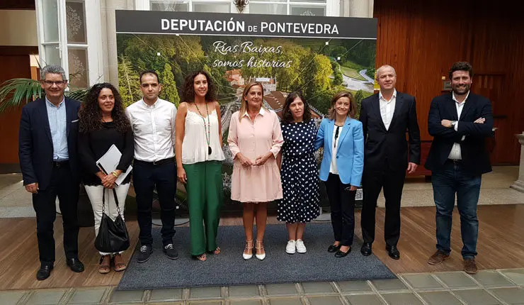 A presidenta Carmela Silva e os deputados provinciais Héctor Santos e Javier Dios, cos participantes na aceleradora.