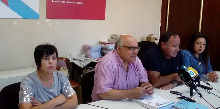 Representantes da CIG, UGT e CCOO na rolda de prensa sobre a negociación do convenio dos elaborados do mar.