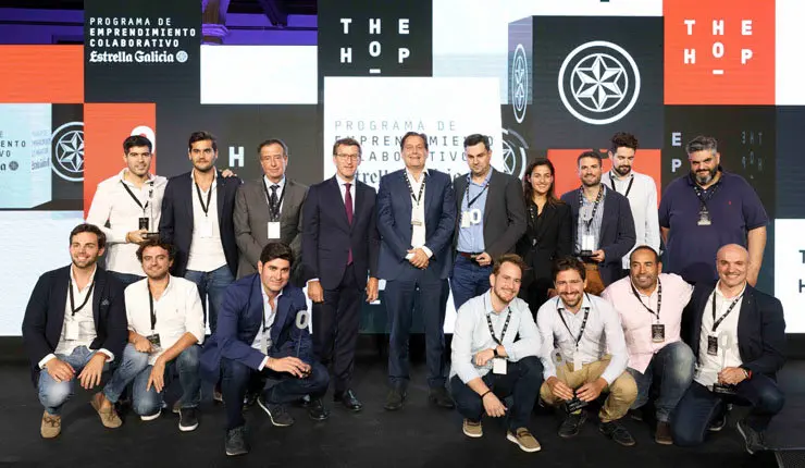 En el centro, Ignacio Rivera, CEO de Hijos de Rivera, junto a Alberto Núñez Feijóo, presidente de la Xunta de Galicia, y a su derecha, Santiago Ojea, presidente de Hijos de Rivera, con los ganadores de los Premios The Hop.