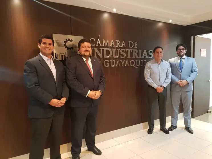 Cristobal Dobarro (segundo por la izq.) en la Cámara de Industrias de Guayaquil.