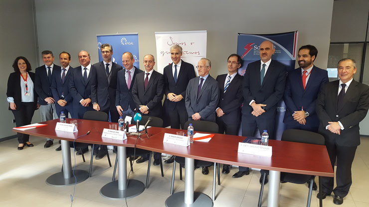 Directivos de Vegalsa-Eroski, de Afigal y Sogarpo, junto al conselleiro de Economía, en la firma del convenio.