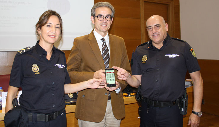 La subinspectora Teresa Ramos, el vicepresidente de la CEO José Manuel Barreiros y Manuel Alberto Aragón Alonso, inspector jefe, presentaron la aplicación.