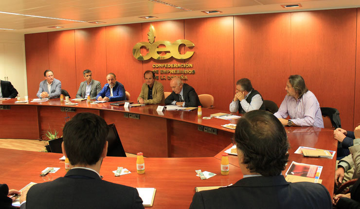 En el centro de la imagen, Luis Anguita, acompañado de Antonio Fontenla, en el desayuno-coloquio celebrado en la CEC.
