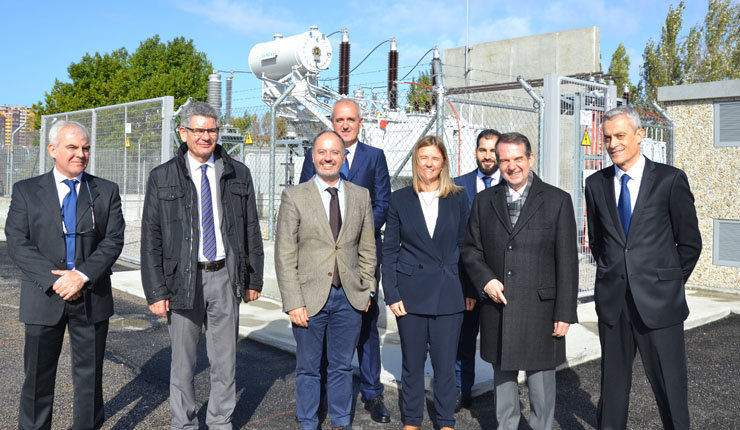 Autoridades y directivos de GKN Driveline Vigo junto a la nueva subestación eléctrica.