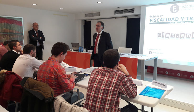 Agustín Fernández, secretario del Colegio de Economistas de A Coruña, dio la bienvenida al nuevo alumnado del Máster de Fiscalidad y Tributación.