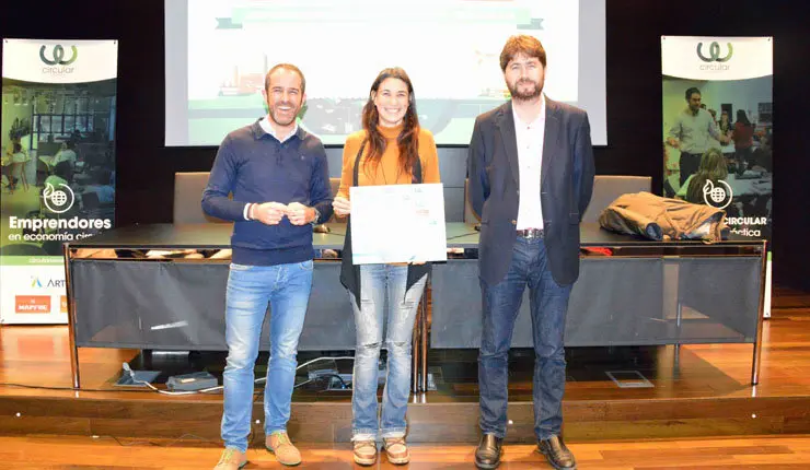 Una de las promotoras del proyecto ganador de Circularweekend Arteixo, junto al director de Enviroo y al alcalde de Arteixo.