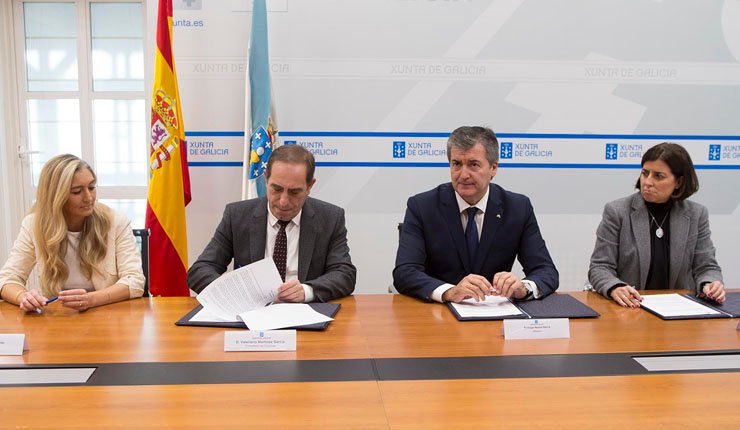 Asunción Álvarez, Valeriano Martínez, Santiago Novoa y María José, en la firma del convenio./X.CRESPO.