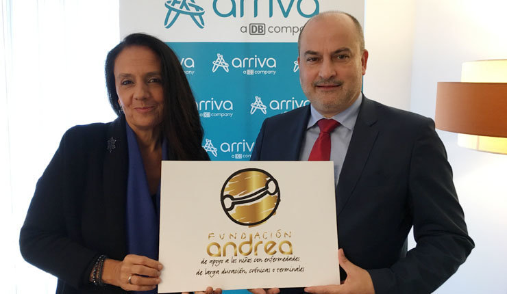 La presidenta de la Fundación Andrea, Charo Barca y el director general de Arriva Galicia, Juan Gómez.