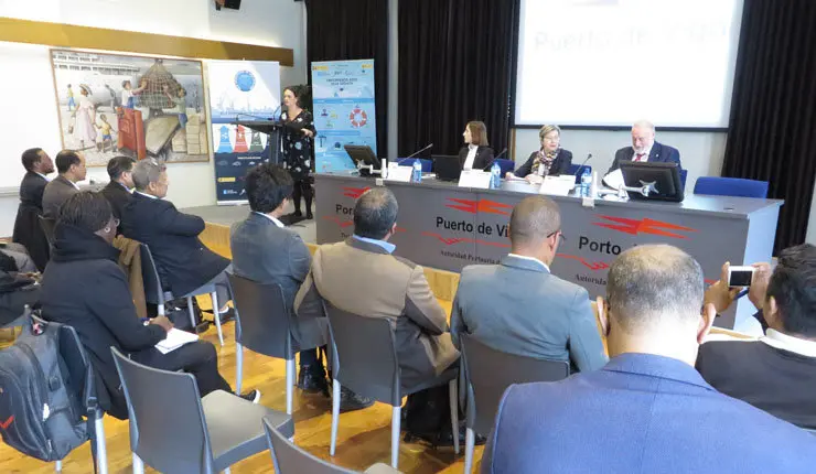 Ly la oficial de pesca de FAO, Alicia Mosteiro, la conselleira Rosa Quintana y el presidente de la Autoridad Portuaria, Enrique López Veiga inauguraron el curso.