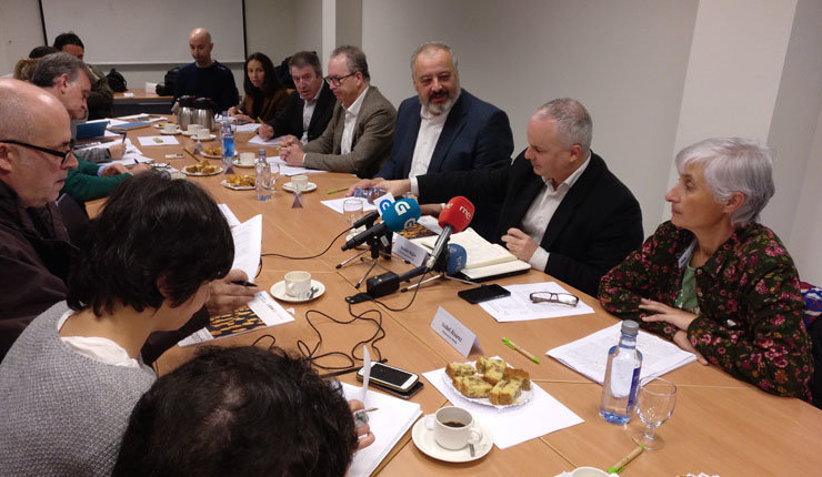 José Carballo, Francisco Dans, José Manuel Iglesias, Jacobo Feijóo e Isabel Álvarez, en el encuentro con los medios.