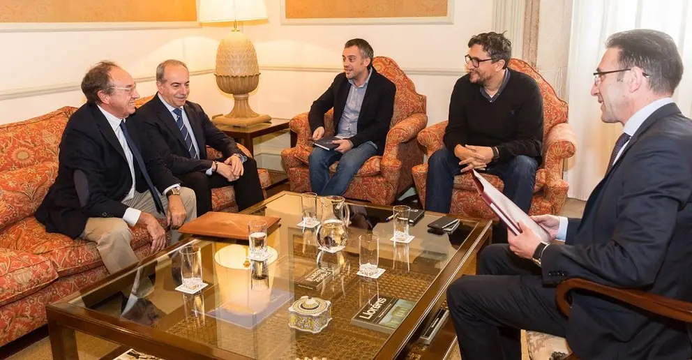 Directivos de la Cámara de Comercio de A Coruña reunidos con el alcalde, Xulio Ferreiro.