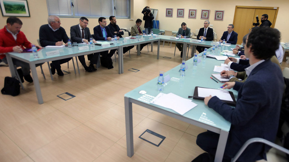El conselleiro Francisco Conde se reunió con los representantes de las empresas electrointensivas gallegas./A.VARELA.