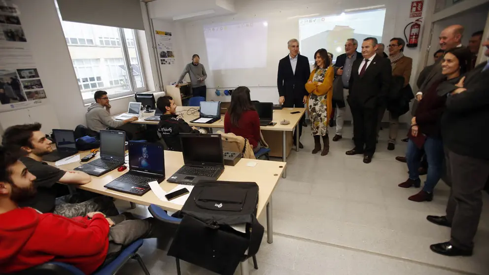 l conselleiro de Economía, Emprego e Industria, Francisco Conde, y la conselleira de Educación, Universidade e Formación Profesional, Carmen Pomar, visitaron esta mañana el CIFP As Mercedes, en Lugo./S.SENANDE.