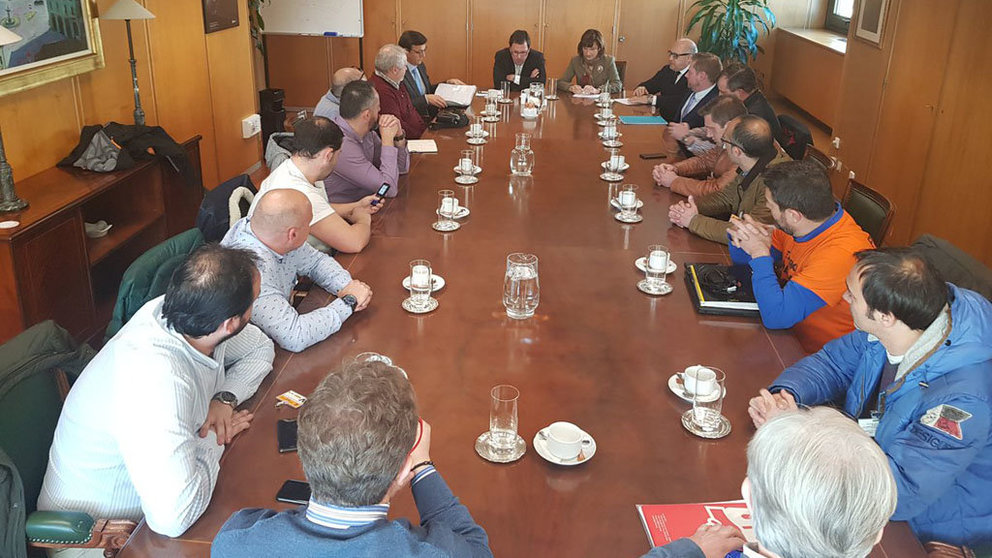 Rafía de la reunión de los equipos de @mincoturgob y @empleogob con los comités de empresa de Alcoa en A Coruña y Avilés tras el preacuerdo./MINCOTUR.
