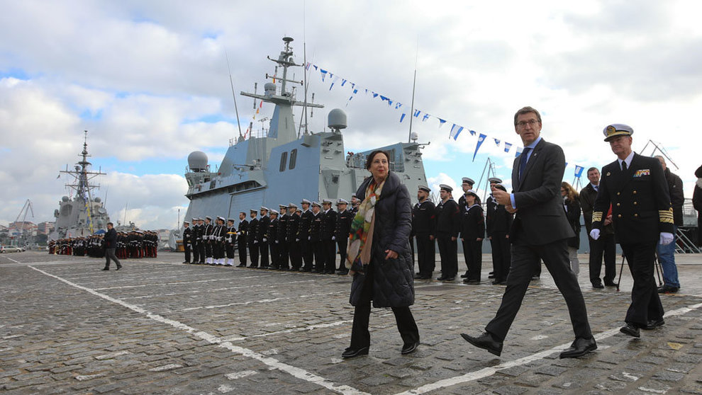 La ministra de Defensa, Margarita Robles, y el presidente de la Xunta, Alberto Núñez Feijóo, en la entrega del BAM &#34;Furor&#34;, en Ferrol./A.VARELA.