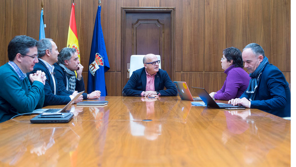Reunión en la Diputación Provincial de Ourense de su presidente con directivos de IBM y Viewnext Ourense./A.PAZ.