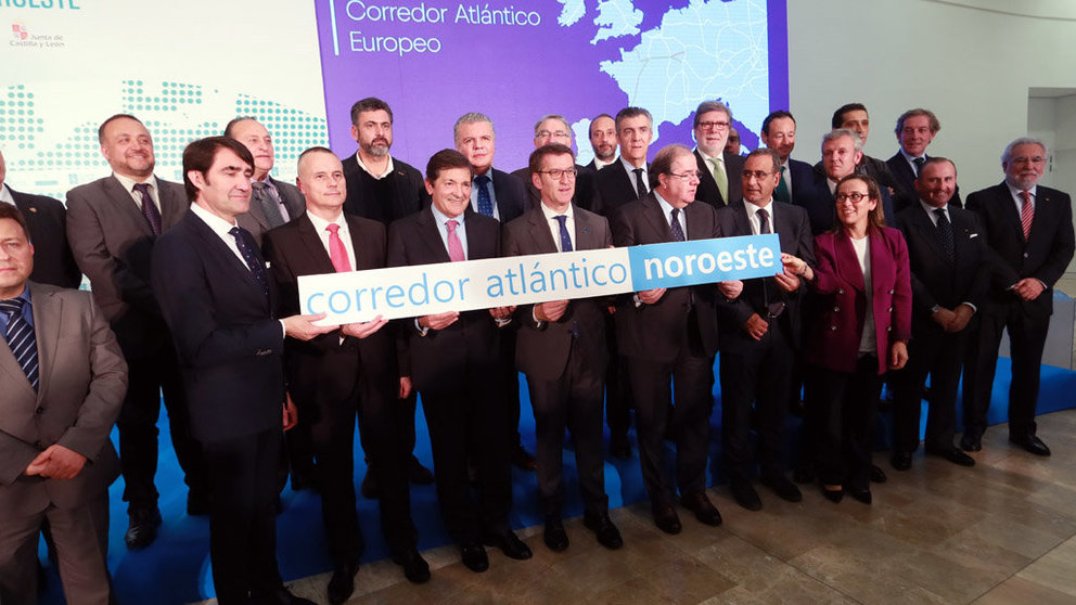 Representantes institucionales, empresariales y sindicales en el Encuentro para el impulso del Corredor Atlántico Noroeste, en Santiago.