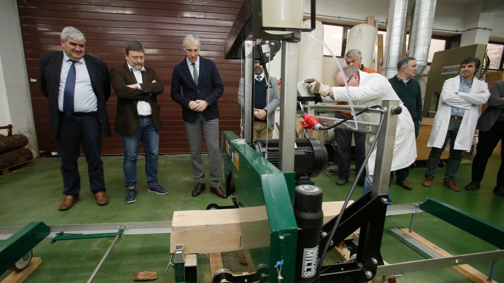La Escuela de Ingeniería Forestal de Pontevedra cuenta con  laboratorios donde se desarrollan proyectos vinculados con la transformación mecánica de la madera, la celulosa y el papel.