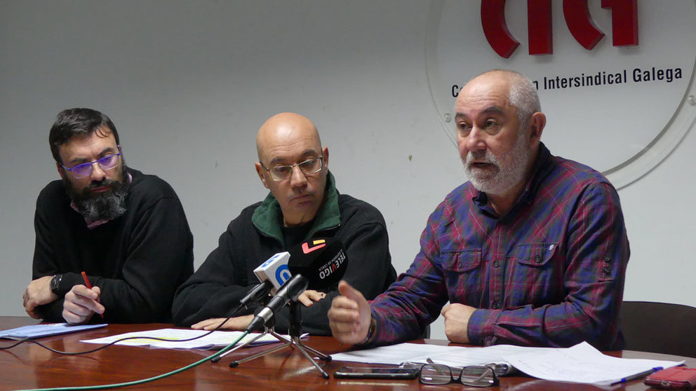 Xoán Xosé Bouzas, e Xulio Fernández e Alberto Gonçalves prsentaron en Vigo o documento da CIG sobre o sector da automoción.