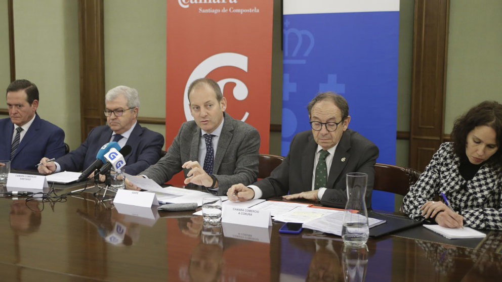 Juan Cividanes junto a representantes de las Cámaras gallegas.