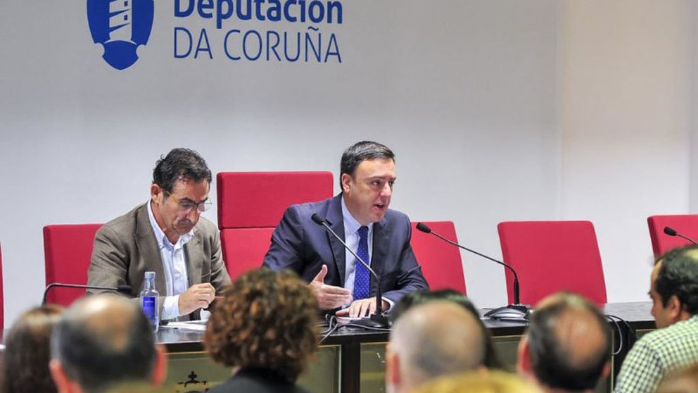 O presidente da Deputación da Coruña, Valentín González (dereita) presentou o novo PEL-Concello Dixital.