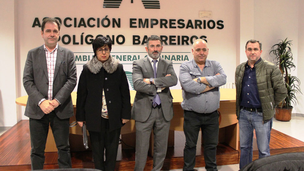 Nueva directiva del Polígono Barreiros, con su presidente, Alejandro Cruz, en el centro de la imagen.