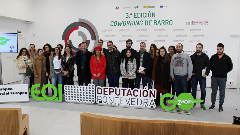 Participantes en el tercer coworking de Barro junto a la presiddenta de la Diputación de Pontevedra, el alcalde de la localidad y el representante de la EOI.