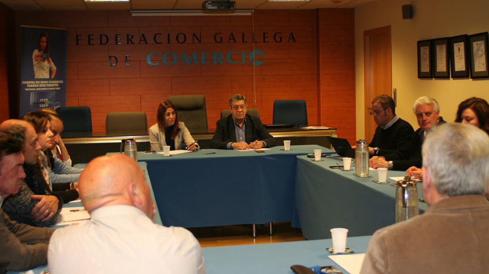 A directora xeral de Comercio, Sol Vázquez (centro) na reunión coa directiva da Federación  Galega de Comercio.