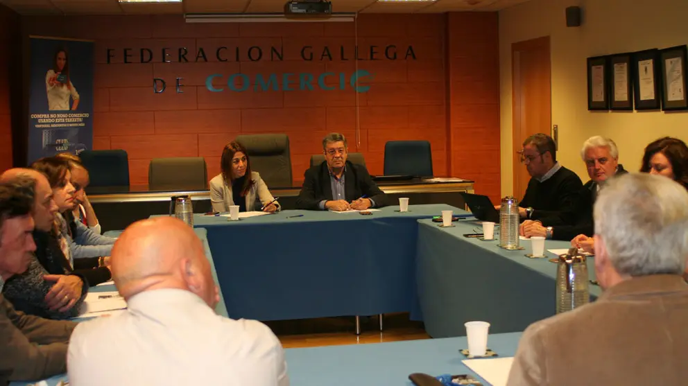 A directora xeral de Comercio, Sol Vázquez (centro) na reunión coa directiva da Federación Galega de Comercio.