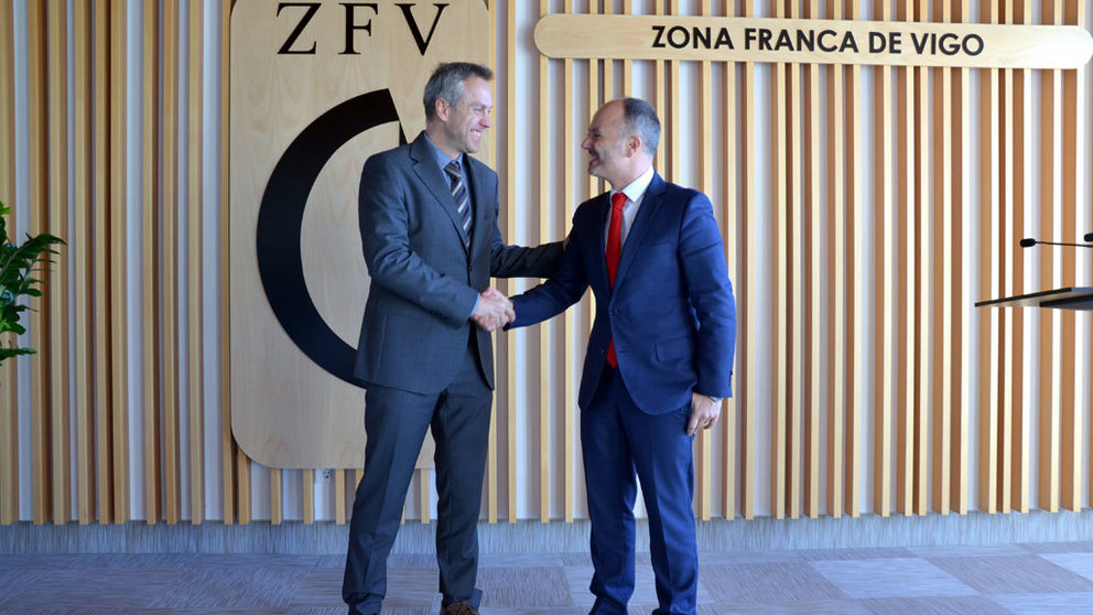 Ignacio Bueno y David Regades en la sede de la Zona Franca en Bouzas.