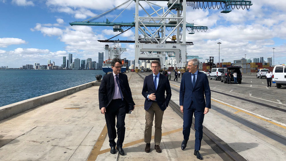 El presidente de la Xunta, Alberto Núñez Feijóo, y el conselleiro de Economía, Francisco Conde, en la visita al Puerto de Miami.